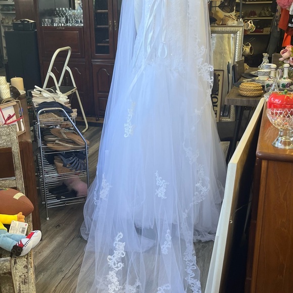 WEDDING DRESS BY DAVID’S - Picture 7 of 9